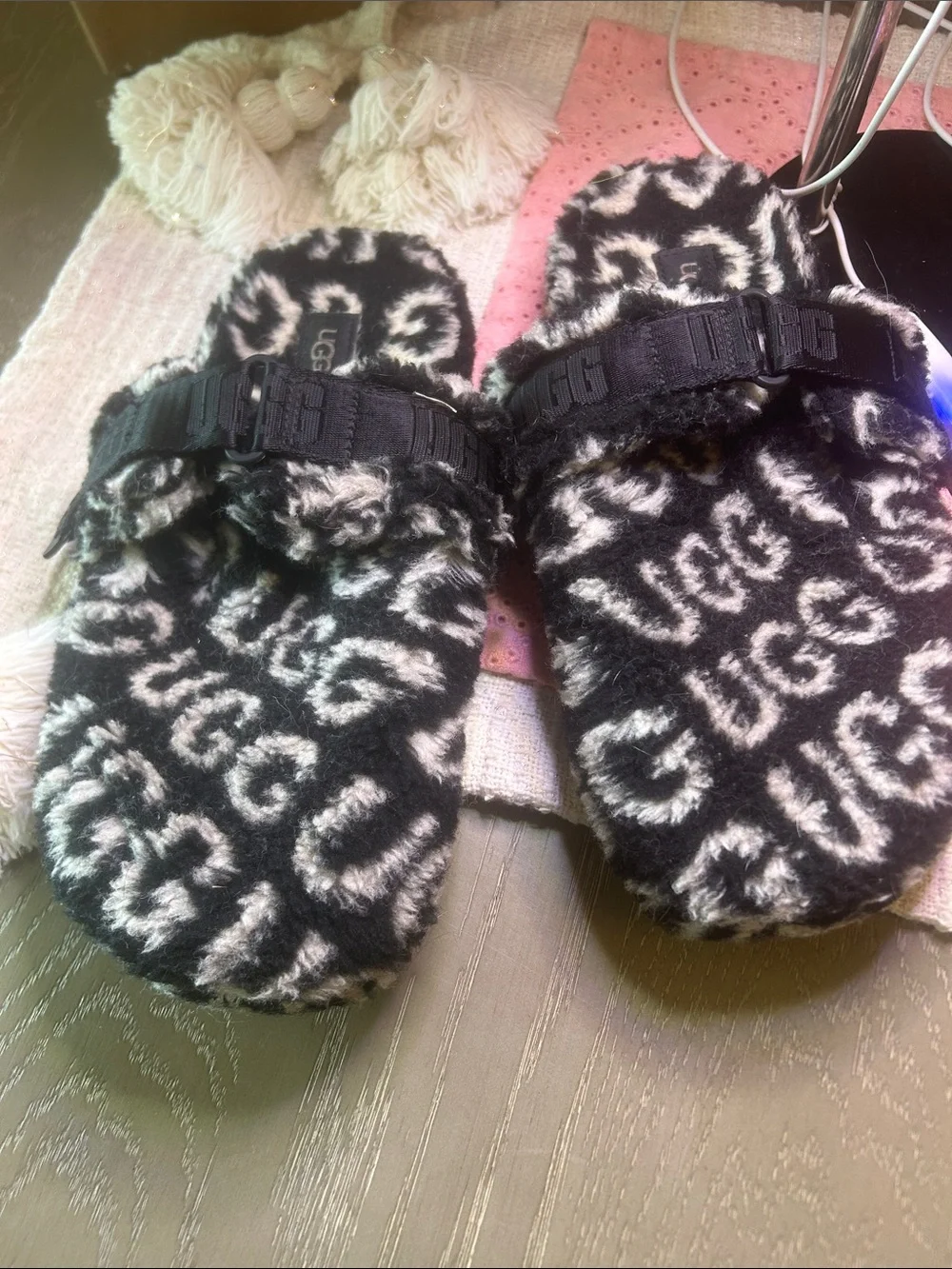 UGG Kids Black and Cream Logo Faux-Fur Slide Sandals